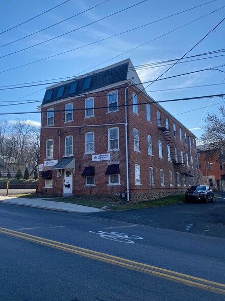 More Photos Of 102 E Station Ave, Coopersburg Office For Lease