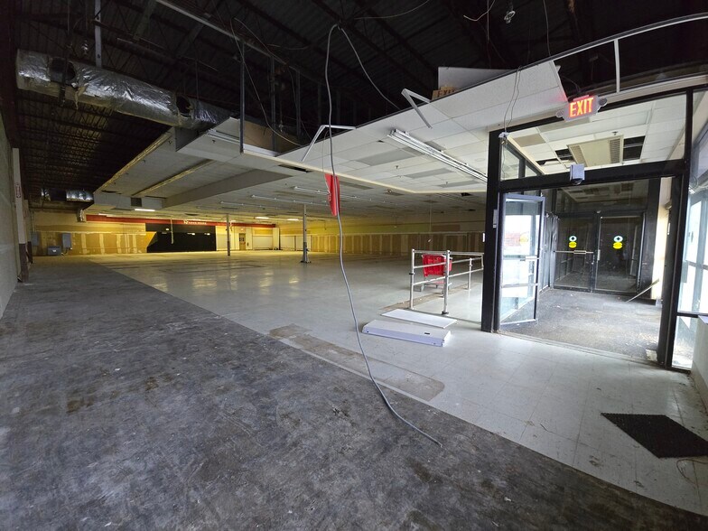 More Photos Of 261-283 N Dupont Hwy, Dover Storefront For Lease