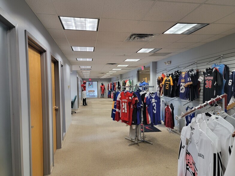 More Photos Of 85-101 Katrine Ln, Lake Katrine Warehouse For Lease