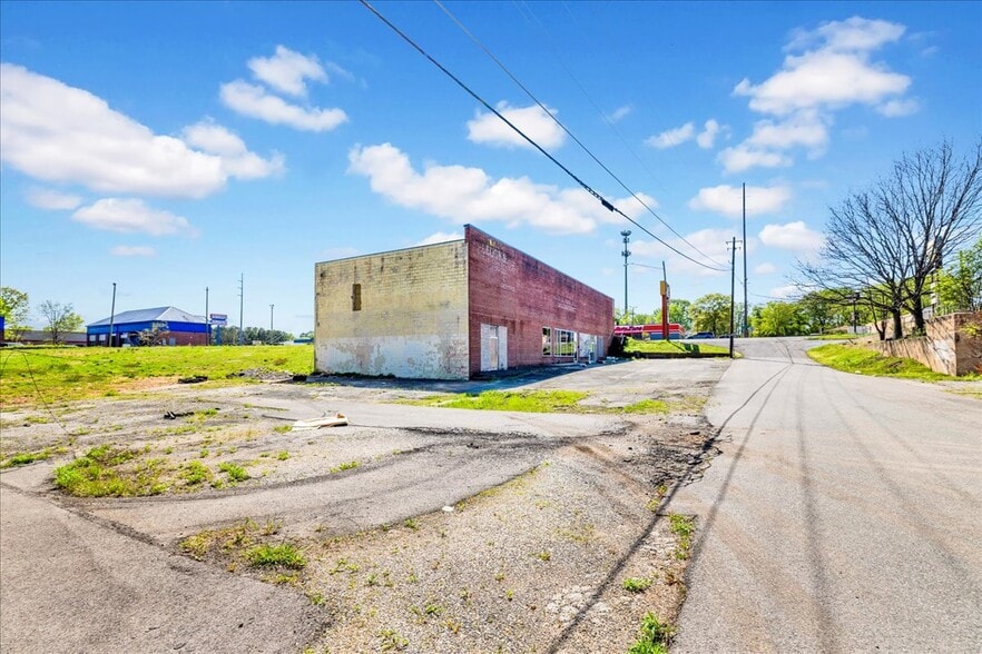 More Photos Of 2025-2027 Center Point Rd, Birmingham Unknown For Lease