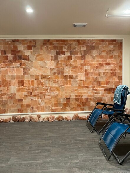 More Photos Of 5805-5809 Merriam Dr, Merriam Showroom For Lease