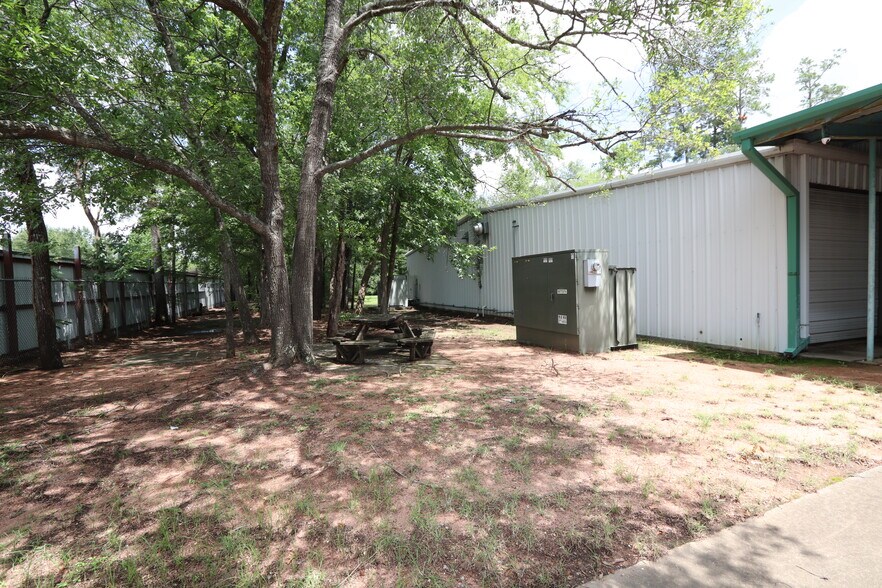 More Photos Of 1625 Airport Rd, Conroe Warehouse For Sale