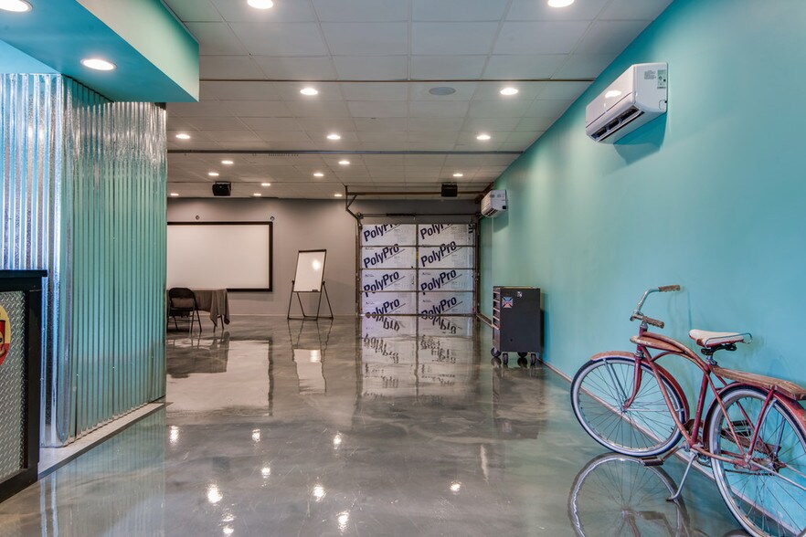 More Photos Of 1115 Lakeview Dr, Franklin Freestanding For Sale