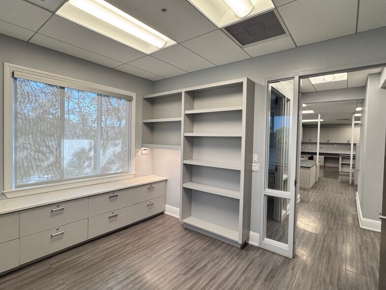 More Photos Of 1110 Pine Ridge Rd, Naples Office For Sale