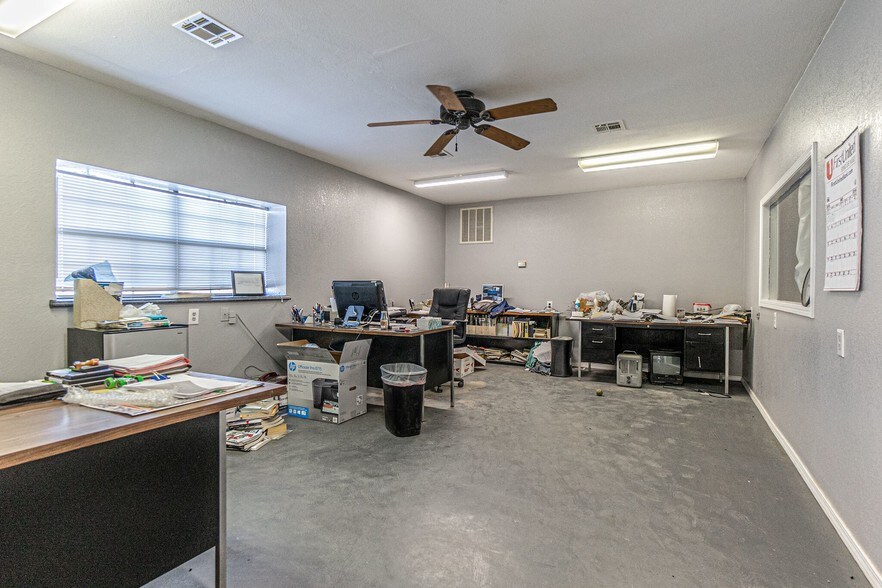 More Photos Of 700 N Main St, Lexington Warehouse For Lease