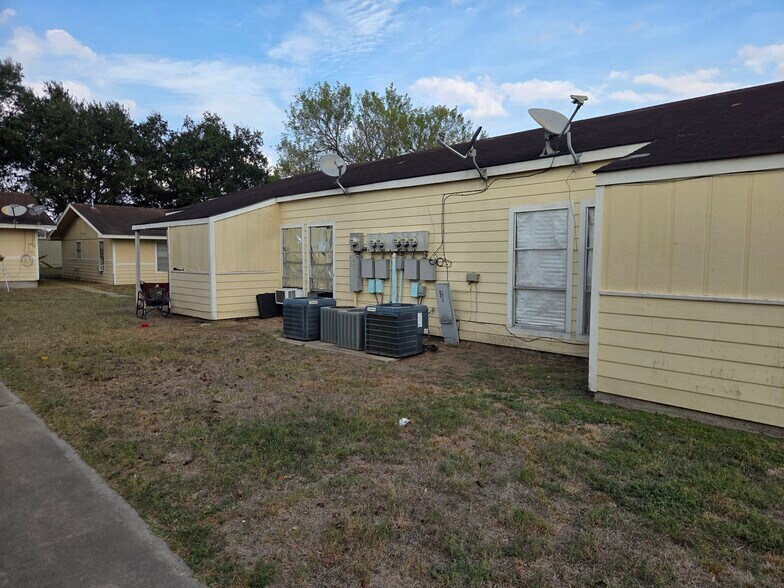 More Photos Of 657 W 4th St, Yorktown Apartments For Sale