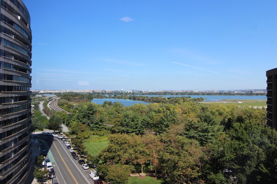 More Photos Of 1400 Crystal Dr, Arlington Office For Lease