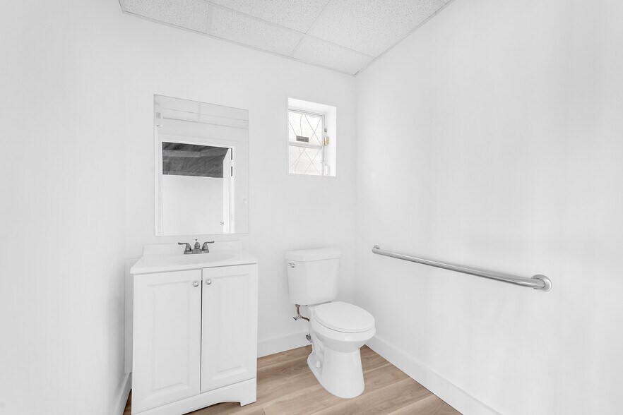 More Photos Of 1420-1422 NE 163rd St, North Miami Beach General Retail For Sale