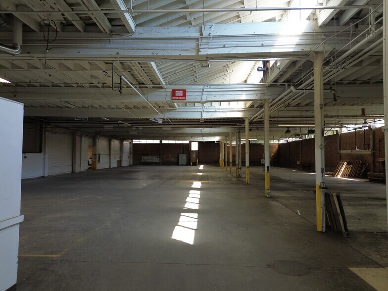 More Photos Of 1011 SE Oak St, Portland Industrial For Sale