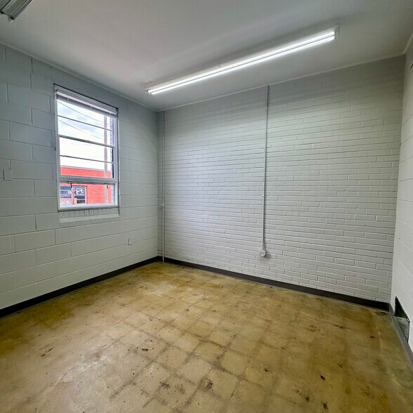 More Photos Of 710 Dawn St, Richmond Warehouse For Lease