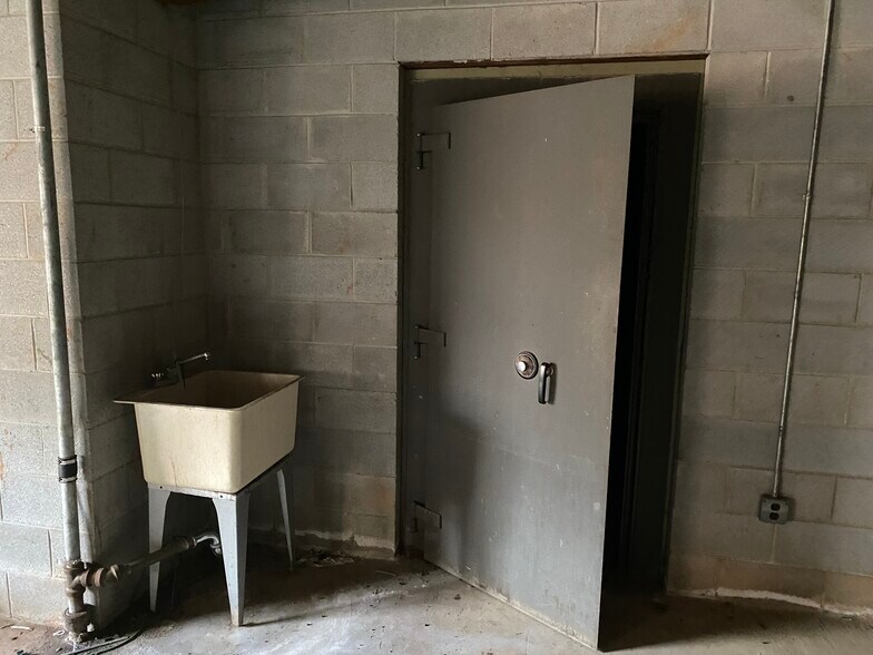 More Photos Of 1496 Anderson Hwy, Cumberland Bank For Lease