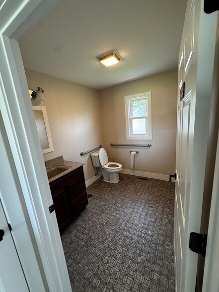 More Photos Of 906 Shooting Park Rd, Peru Freestanding For Sale