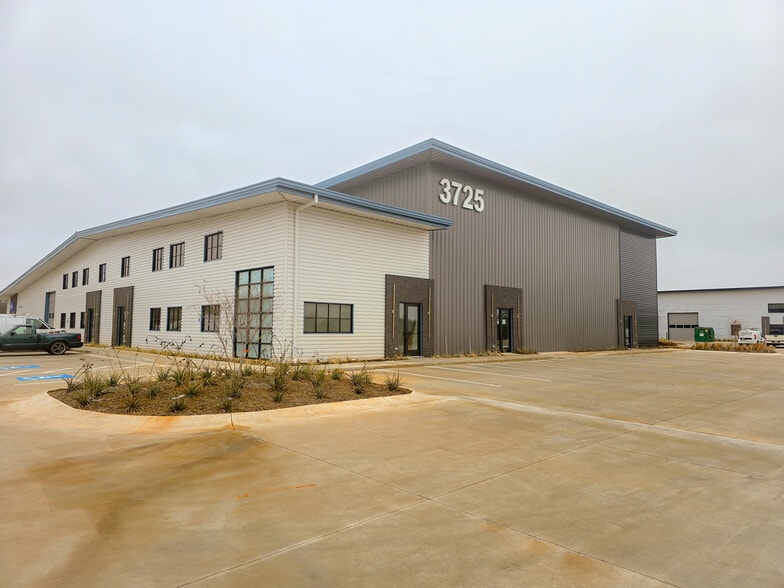 More Photos Of 3725 NE 104th St, Oklahoma City Light Distribution For Lease