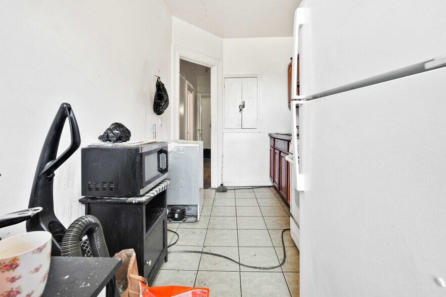 More Photos Of 10617 Jamaica Ave, Richmond Hill General Retail For Sale