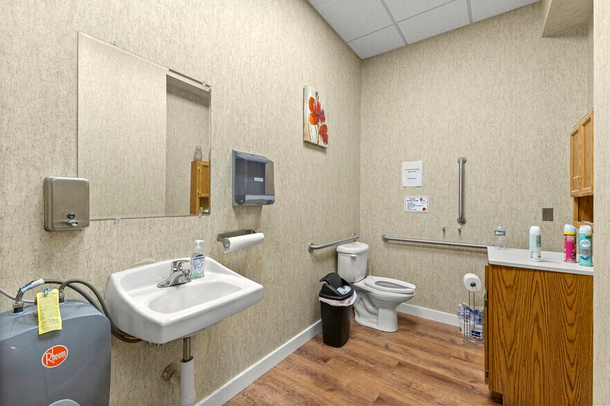 More Photos Of 13403 W 7 Mile Rd, Detroit Medical For Lease