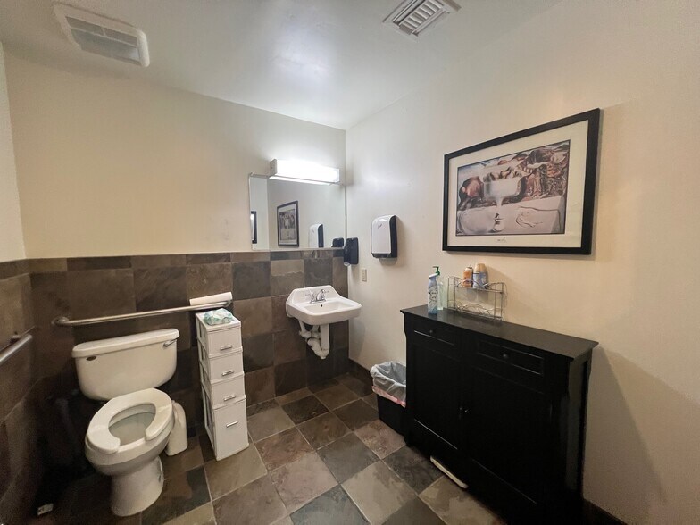 More Photos Of 2222 W Parkside Ln, Phoenix Research And Development For Sale