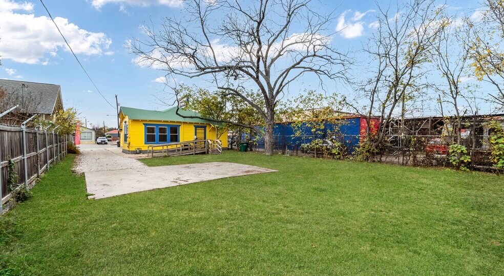 More Photos Of 1121 W Hildebrand Ave, San Antonio General Retail For Sale