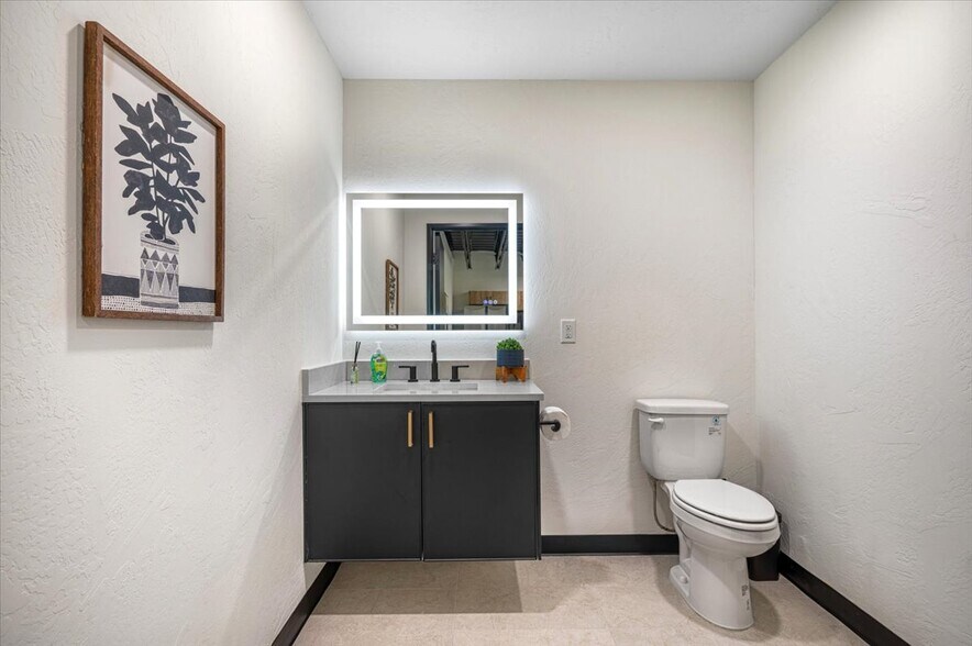 More Photos Of 1229 NW 122nd St, Oklahoma City Light Manufacturing For Sale