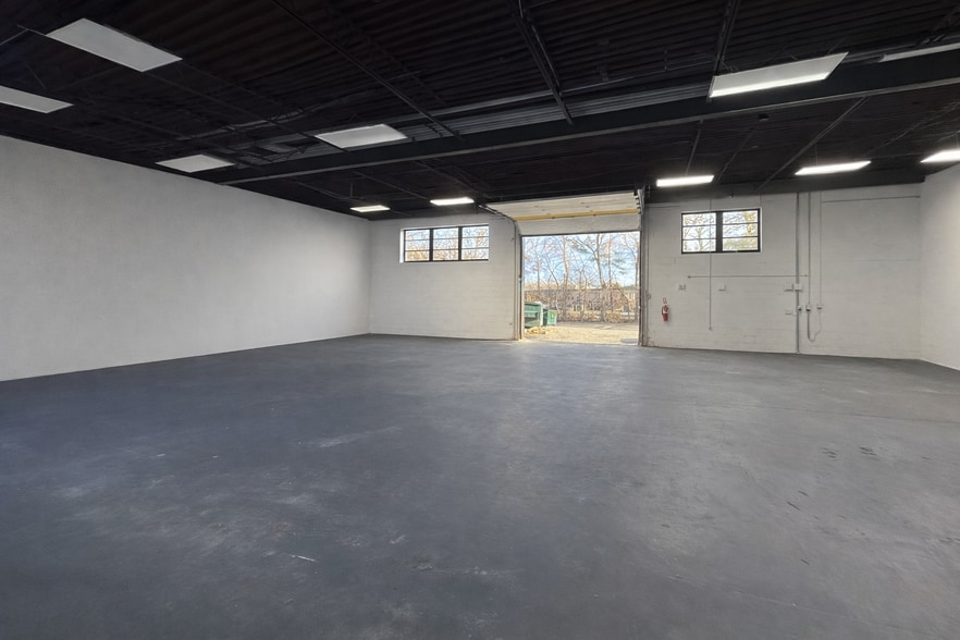 More Photos Of 1-37 Rockland Park Ave, Tappan Service For Lease