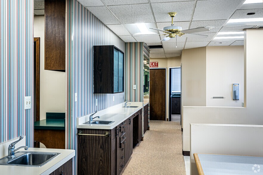 More Photos Of 4240 Blue Ridge Blvd, Kansas City Office For Lease