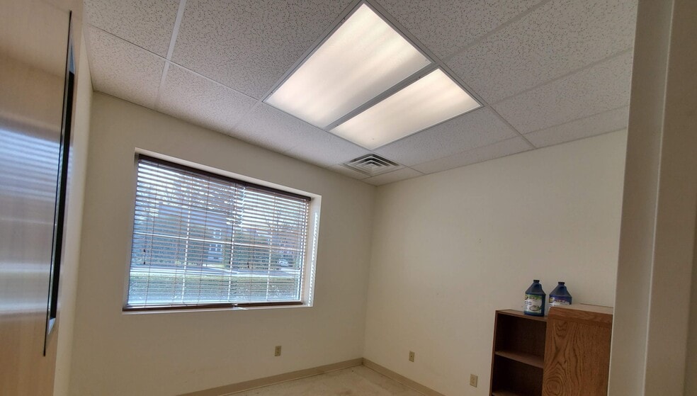 More Photos Of 238 Bay St, Queensbury Showroom For Lease