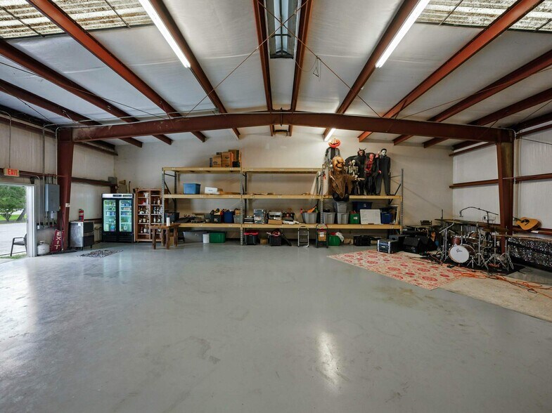 More Photos Of 2404 Longhorn Ave, Lakeland Manufacturing For Sale