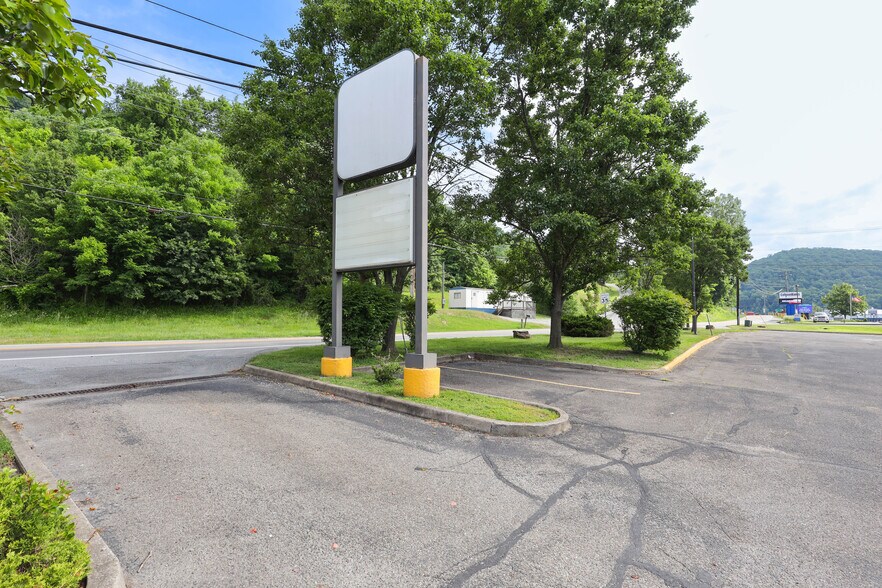 More Photos Of 902 N Lewis St, Glenville Drugstore For Sale