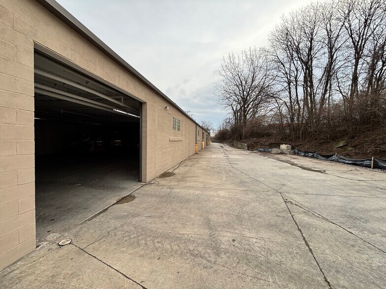 More Photos Of 4911 Grant Ave, Cuyahoga Heights Manufacturing For Lease