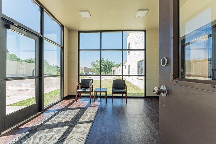 More Photos Of 1900 NE 36th St, Oklahoma City Office For Sale