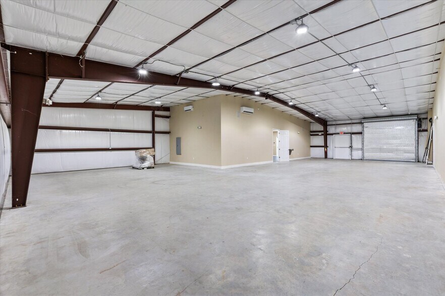More Photos Of 1818 Greenleaf Ln, Leesburg Warehouse For Lease