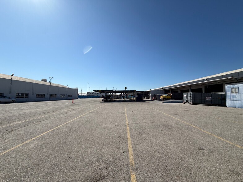 More Photos Of 5500 W Century Blvd, Los Angeles Warehouse For Lease