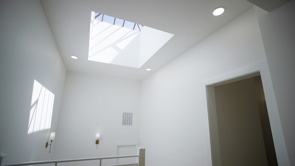 More Photos Of 550 N 1st St, Woodburn Office For Sale