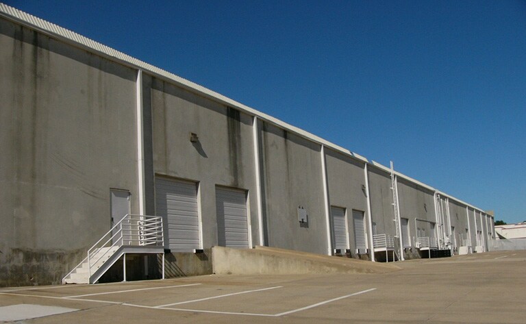 More Photos Of 3000-3080 Story Rd W, Irving Showroom For Lease