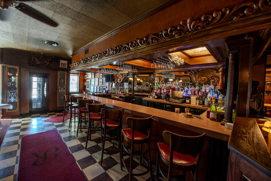 More Photos Of 1500 W Taylor St, Chicago Storefront Retail Residential For Lease