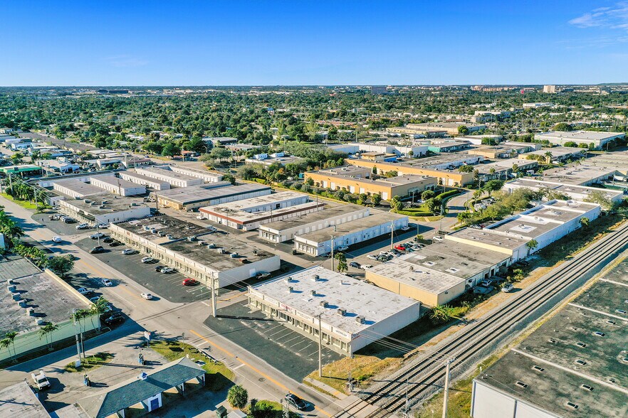 More Photos Of 959 NE Floranada Rd, Oakland Park Showroom For Lease