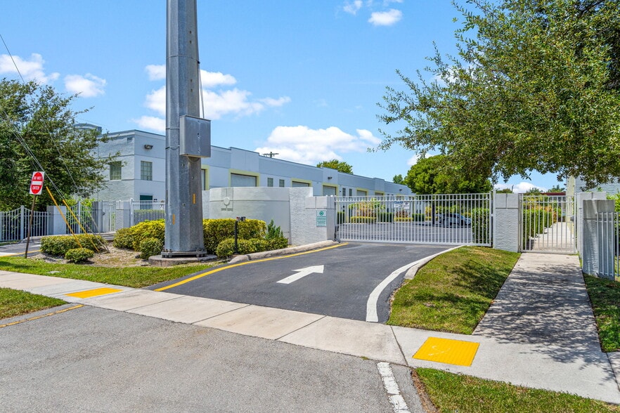 More Photos Of 2937 Ravenswood Rd, Fort Lauderdale Self Storage For Lease