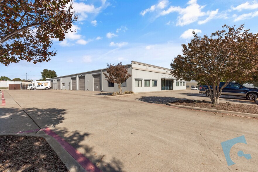 More Photos Of 580 Commerce St, Southlake Light Manufacturing For Lease