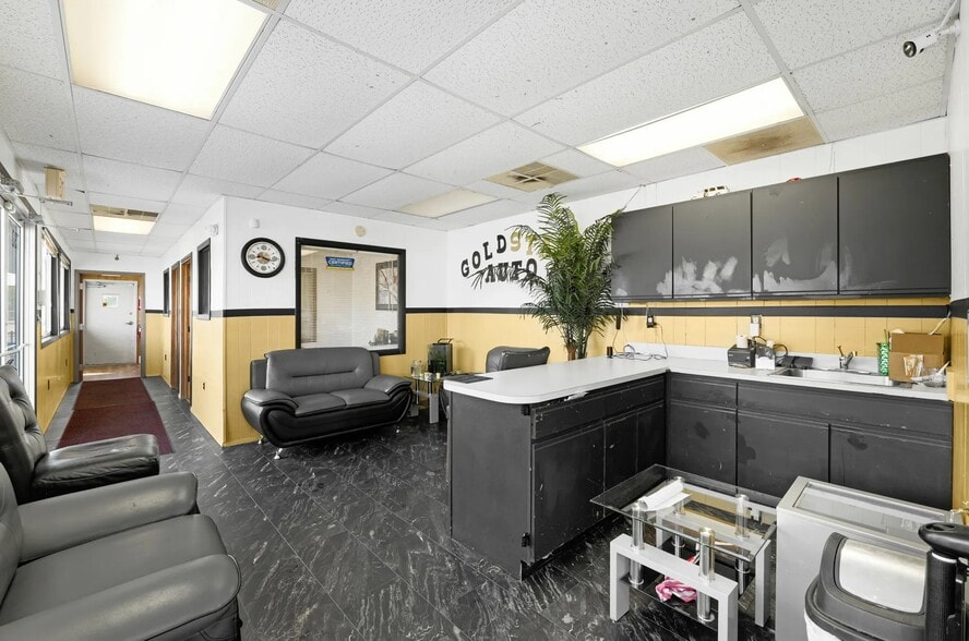 More Photos Of 736 Woodville Rd, Toledo Auto Dealership For Lease