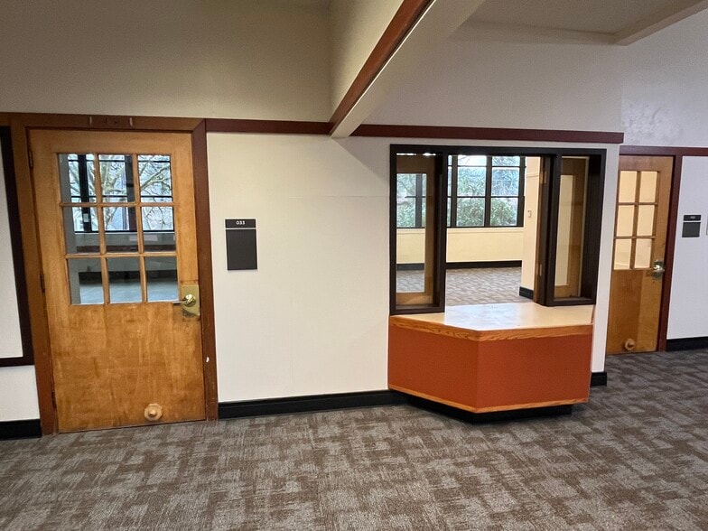 More Photos Of 7688 SW Capitol Hwy, Portland Specialty For Lease