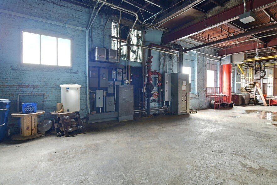 More Photos Of 420 Race St, Holyoke Warehouse For Lease