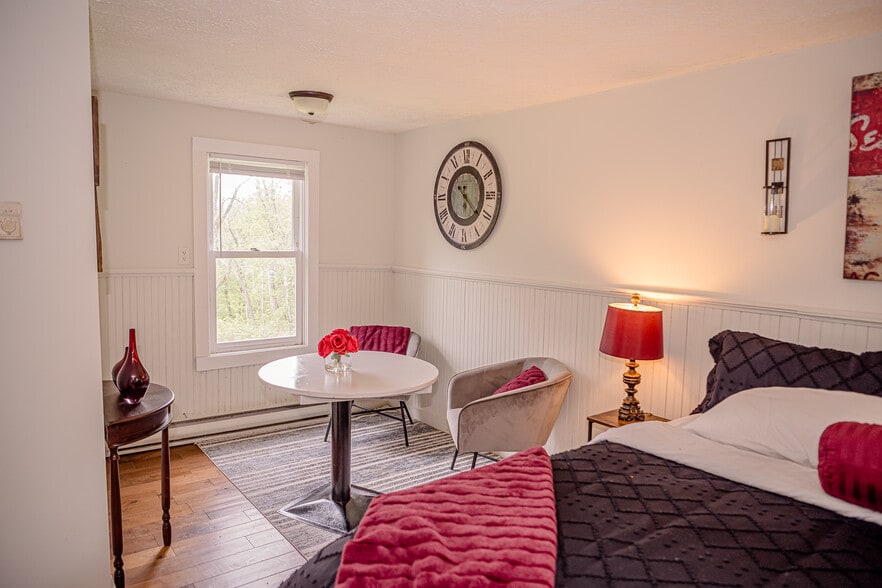 More Photos Of 2735 PA-390, Canadensis Hospitality For Sale