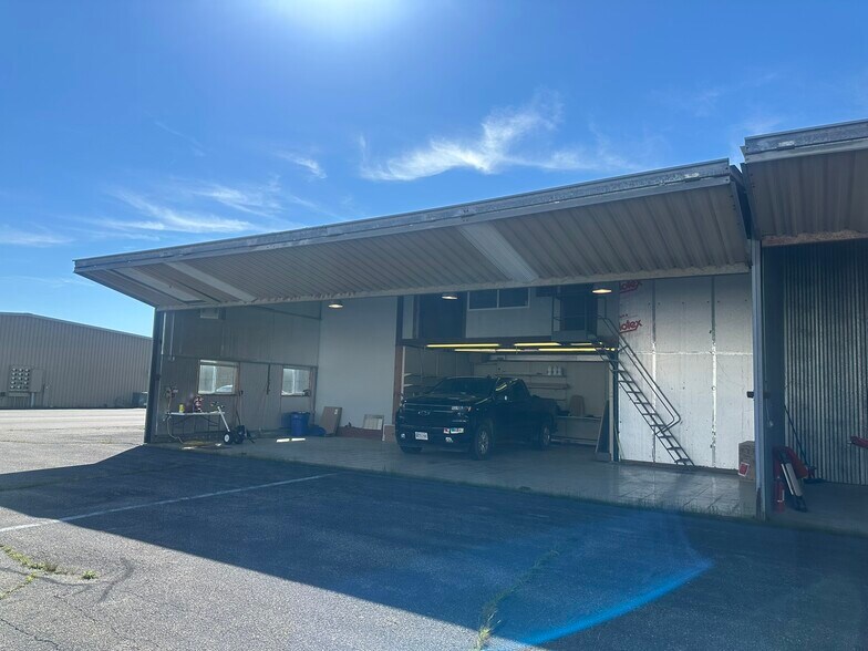 More Photos Of 10 Hangar Rd, Vineyard Haven Warehouse For Lease