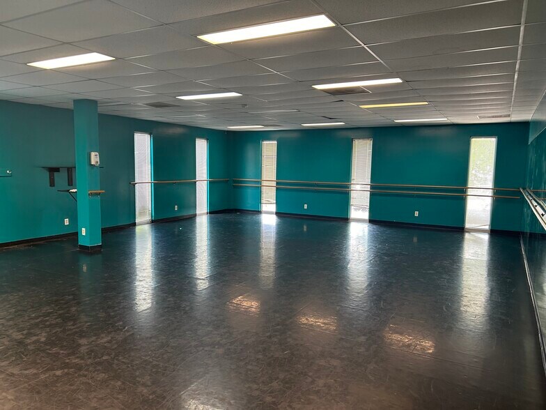 More Photos Of 8300 Whitesburg Dr, Huntsville Loft Creative Space For Sale