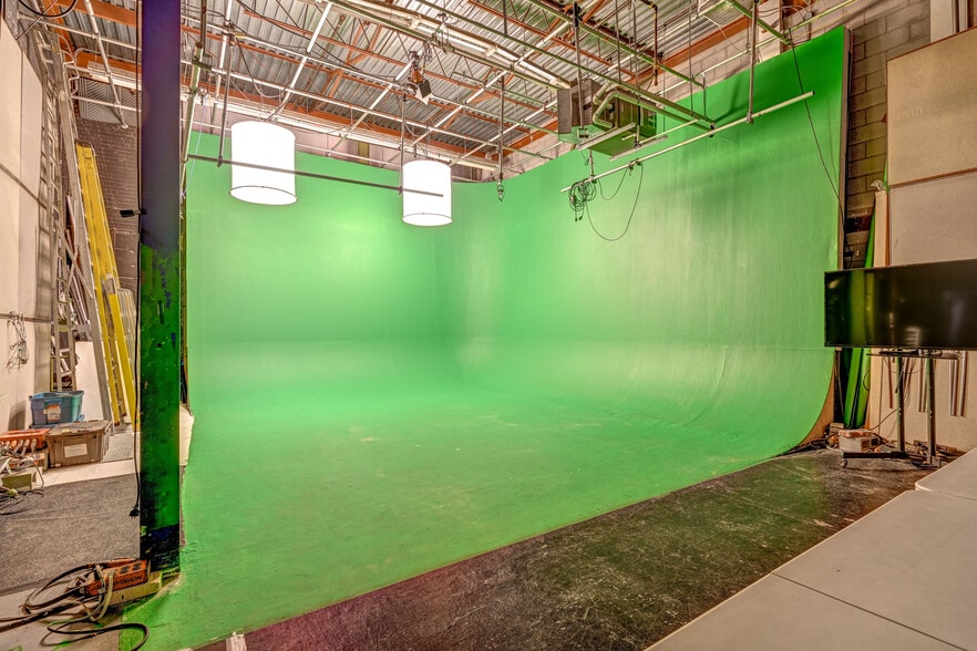 More Photos Of 2251 Av Papineau, Montréal Light Distribution For Sale