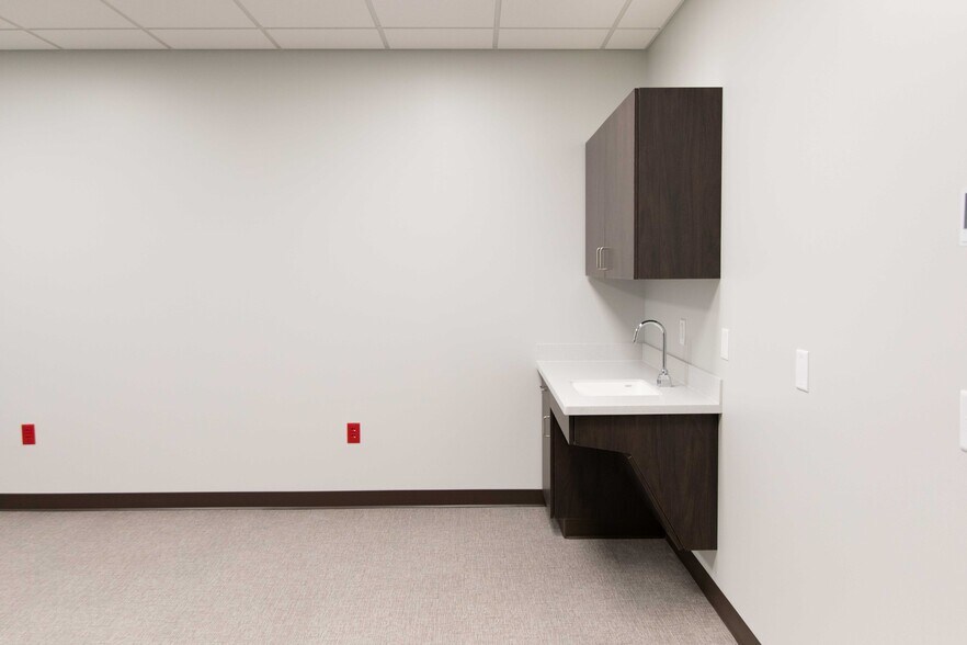 More Photos Of 17030 Lakeside Hills Plz, Omaha Medical For Lease