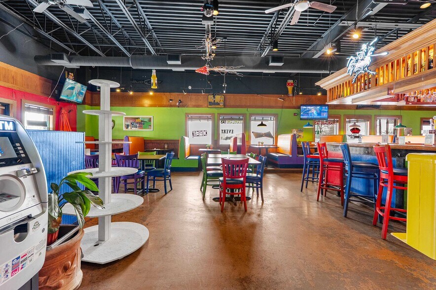 More Photos Of 850 Kepler Dr, Green Bay Restaurant For Sale