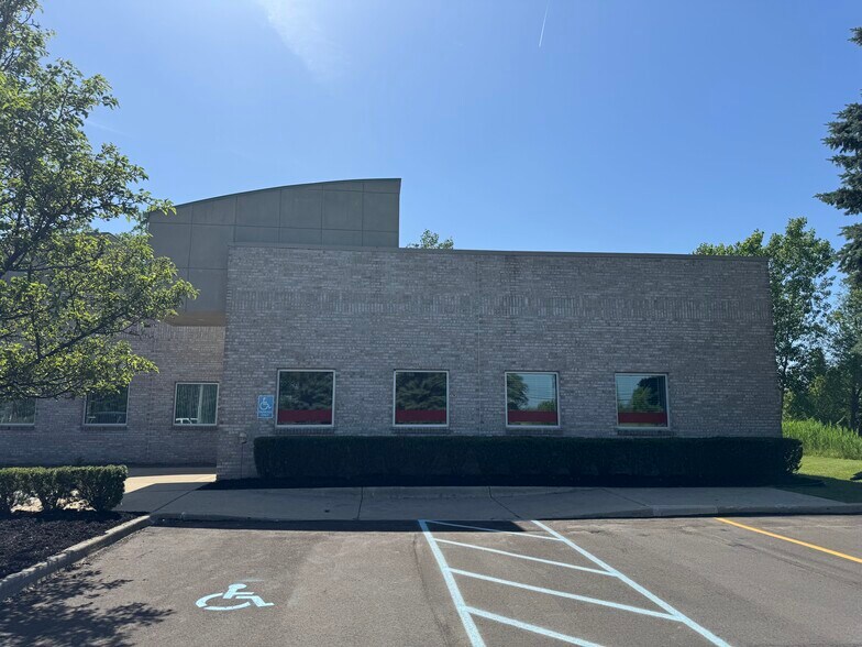 More Photos Of 55951 Gratiot Ave, Chesterfield Office For Sale