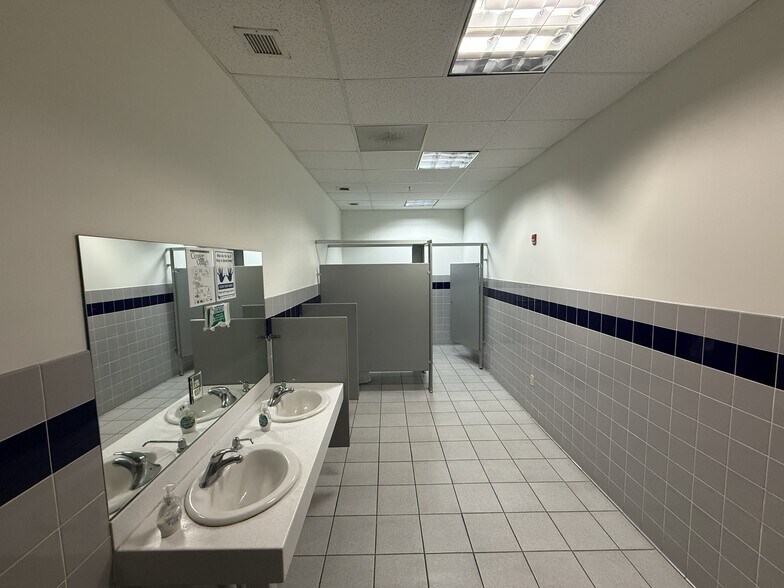 More Photos Of 45 Turner Dr, Middletown Warehouse For Lease