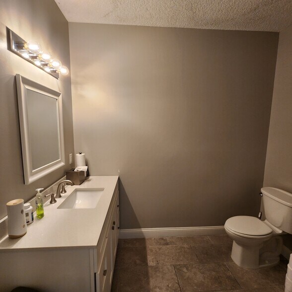 More Photos Of 8833 Perimeter Park Blvd, Jacksonville Medical For Lease