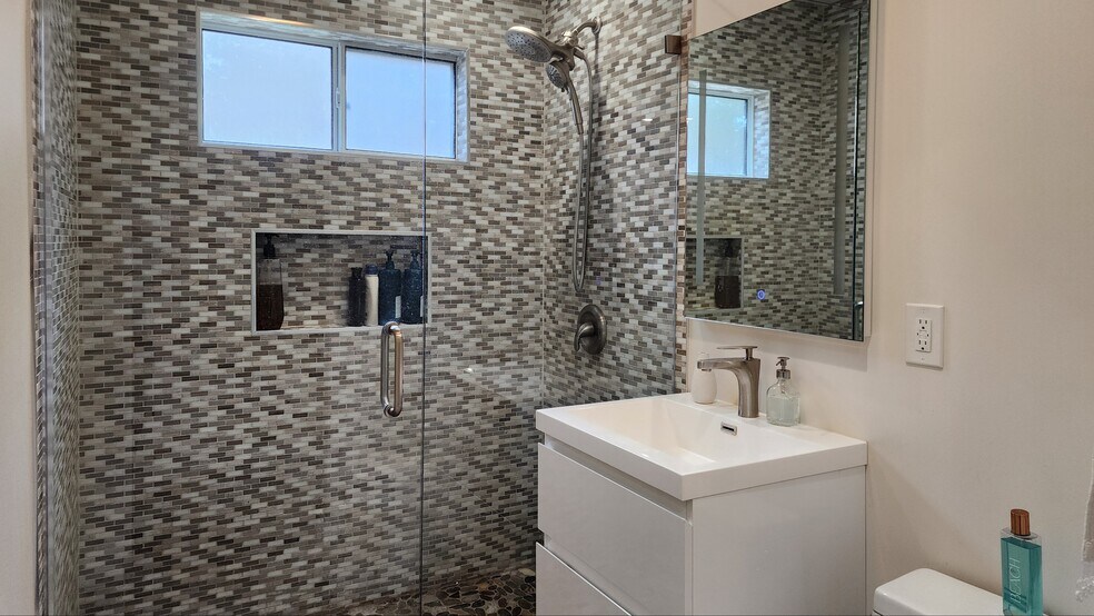More Photos Of 3331 Hamilton Way, Los Angeles Apartments For Sale